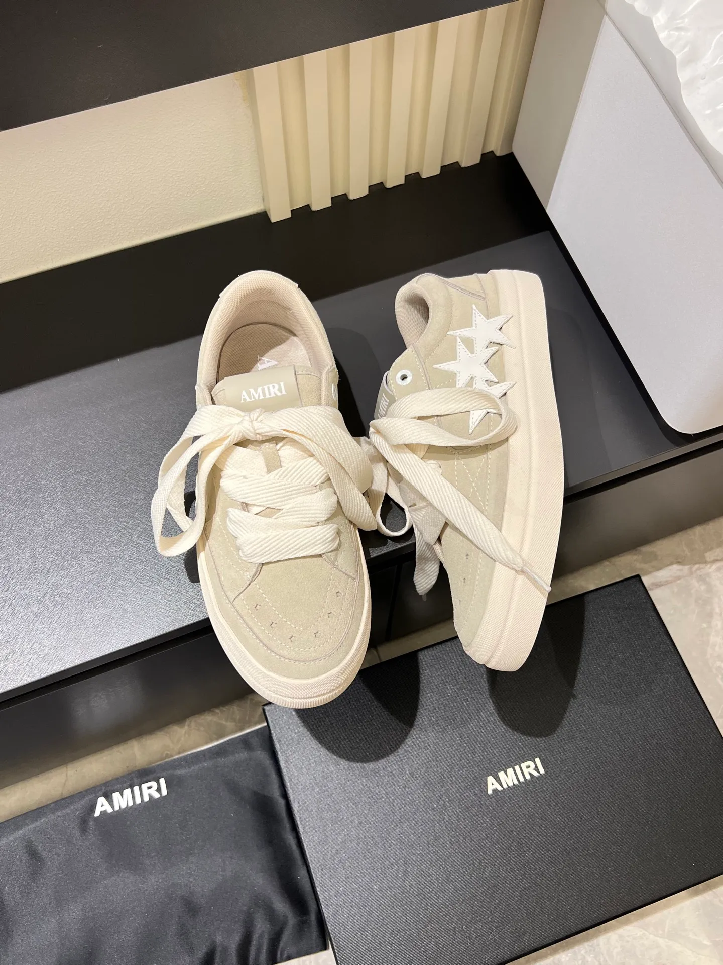 Men's shoes 💰p560 "AMIR*" new men's low-top casual sports sneakers bone shoes, another pair of irresistible bone shoes. Bone shoes are one of AMIRI's most popular items. Made of first-layer cowhide upper. The side bones are made of two cowhide laminations. It has a three-dimensional effect. The leather incisions are all oil-edged. Contrast color design. Simple style. Fashionable sports. Customized metal LOGO nameplate embellished with laces. Exclusive top-quality version. Supports contrast. Breathable mesh lining. The original rubber outsole is a must-have item for daily leisure. It is suitable for various occasions. If you pursue high quality, check it out. It is super cool on the feet and comes with a full set of original packaging! Size: 39-45!